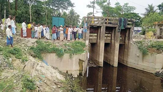সীতাকুণ্ডের বশরত নগর গ্রামের রাবার ড্যাম এখন কৃষকদের গলার কাঁটা