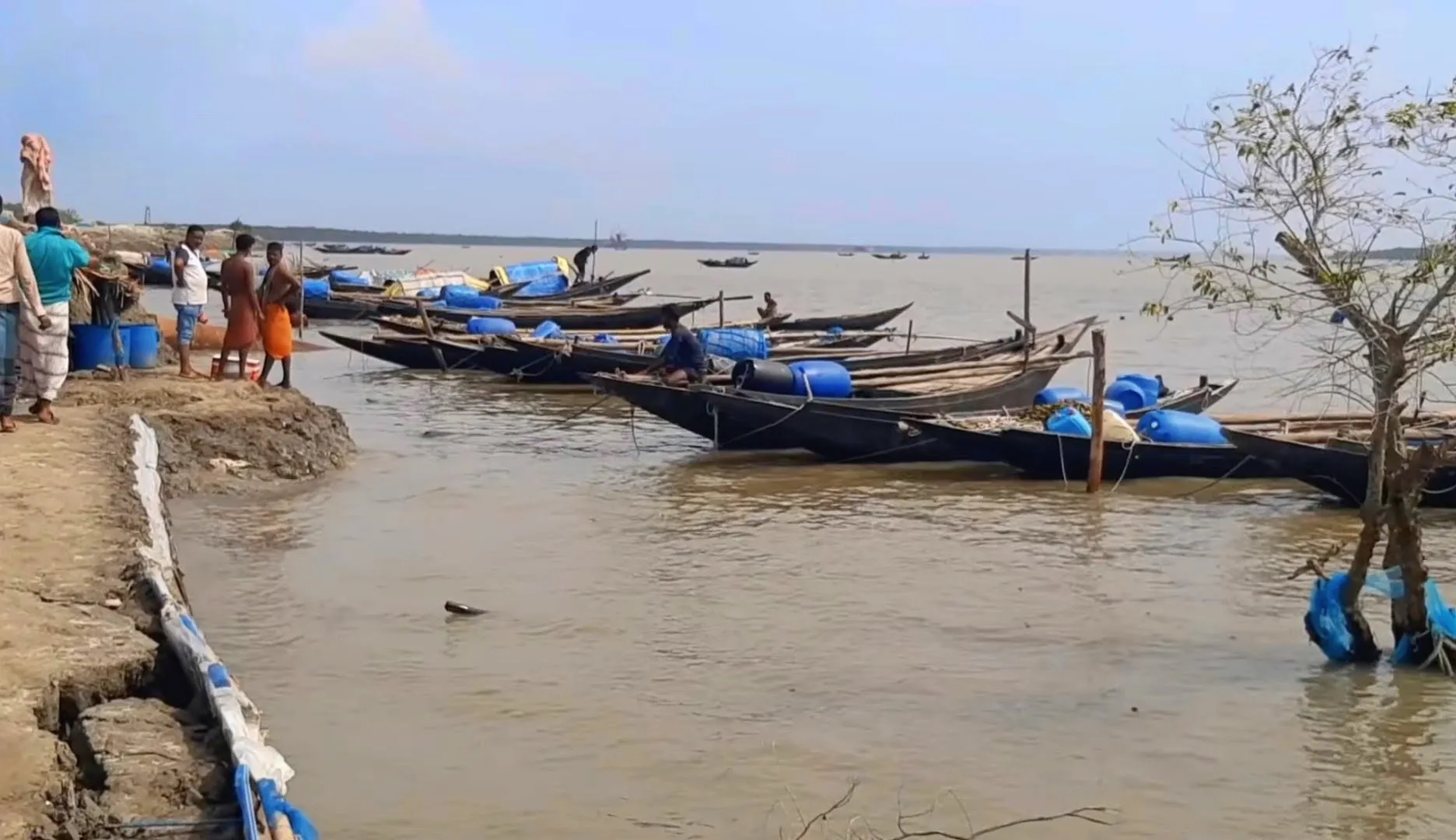 একের পর এক নিষেধাজ্ঞায় বিপাকে সুন্দরবন-মোংলার জেলেরা