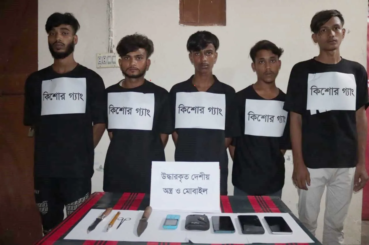 মতলবে যৌথবাহিনীর অভিযানে অস্ত্রসহ কিশোর গ্যাংয়ের ৫ সদস্য আটক