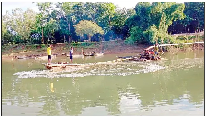 জৈন্তাপুরে বড়গাং নদীতে পরিবেশবিধ্বংসী বোমা মেশিন দিয়ে বালু পাথর উত্তোলন