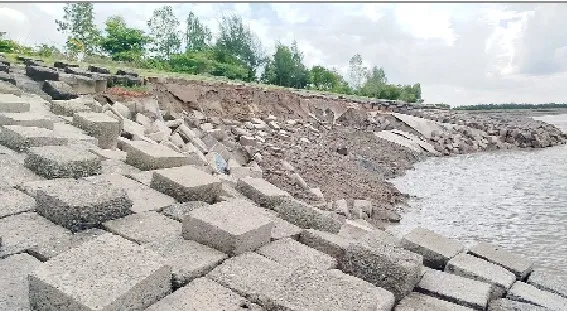 বাঁশখালীতে বেড়িবাঁধে ভাঙন ঝুঁকিতে হাজারো পরিবার