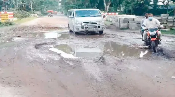 রৌমারী-ঢাকা মহাসড়কে ঝুঁকি নিয়ে চলাচল করে যানবাহন