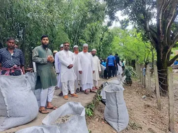 ডিমলায় খানাখন্দে ভরা রাস্তা জামায়াত নেতাকর্মীদের স্বেচ্ছাশ্রমে সংস্কার