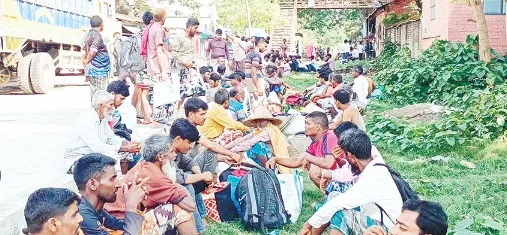 নওয়াপাড়ায় জমজমাট শ্রম কেনা-বেচার হাট