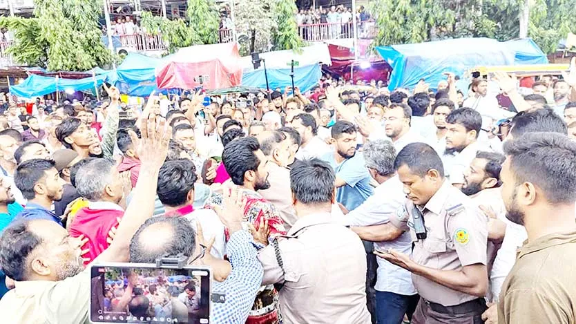 গুলিস্তানে জামায়াতের মিছিলে বিএনপির হামলা, আহত ৩০