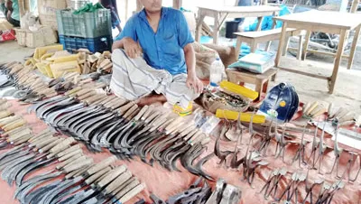 লোহা ও কৃষি যন্ত্রপাতি বিক্রেতাদের ব্যবসায় মন্দাভাব