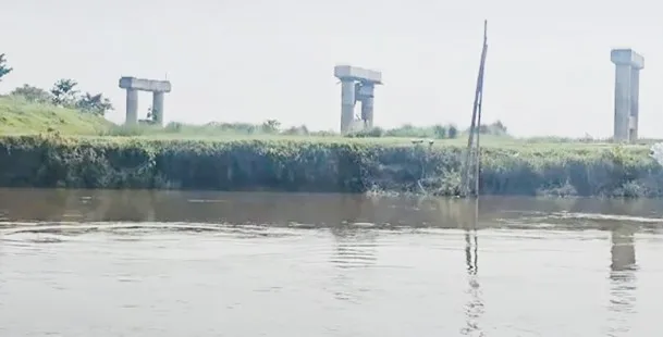 গোমতীর ভাঙনে হুমকির মুখে নির্মাণাধীন সেতু