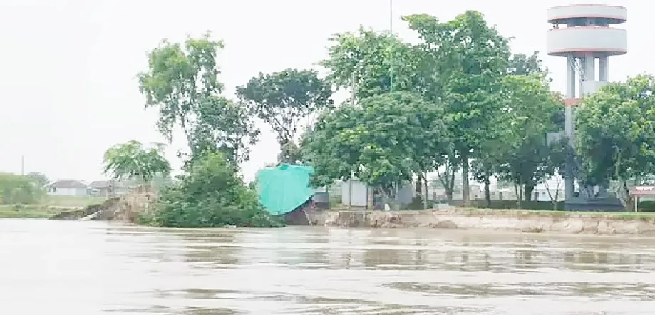 দৌলতপুর সীমান্তে বিজিবি’র উদয়নগর বিওপি নদীগর্ভে বিলীন