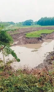মুরাদনগরে সরকারি খাল দখল করে পুকুর খনন