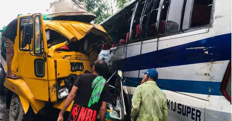 পাবনায় বাস-ট্রাকের সংঘর্ষে নিহত ৩, আহত ১০