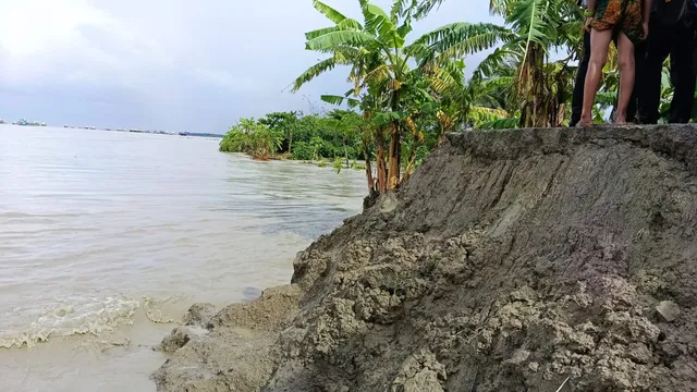 হাতিয়ায় জোয়ারে বেড়িবাঁধ ভেঙ্গে প্লাবিত