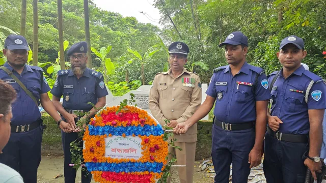 হাতিয়ায় গণঅভ্যুত্থানে শহীদ রিটনের কবরে পুষ্পমাল্য অর্পণ করেন উপজেলা প্রশাসন