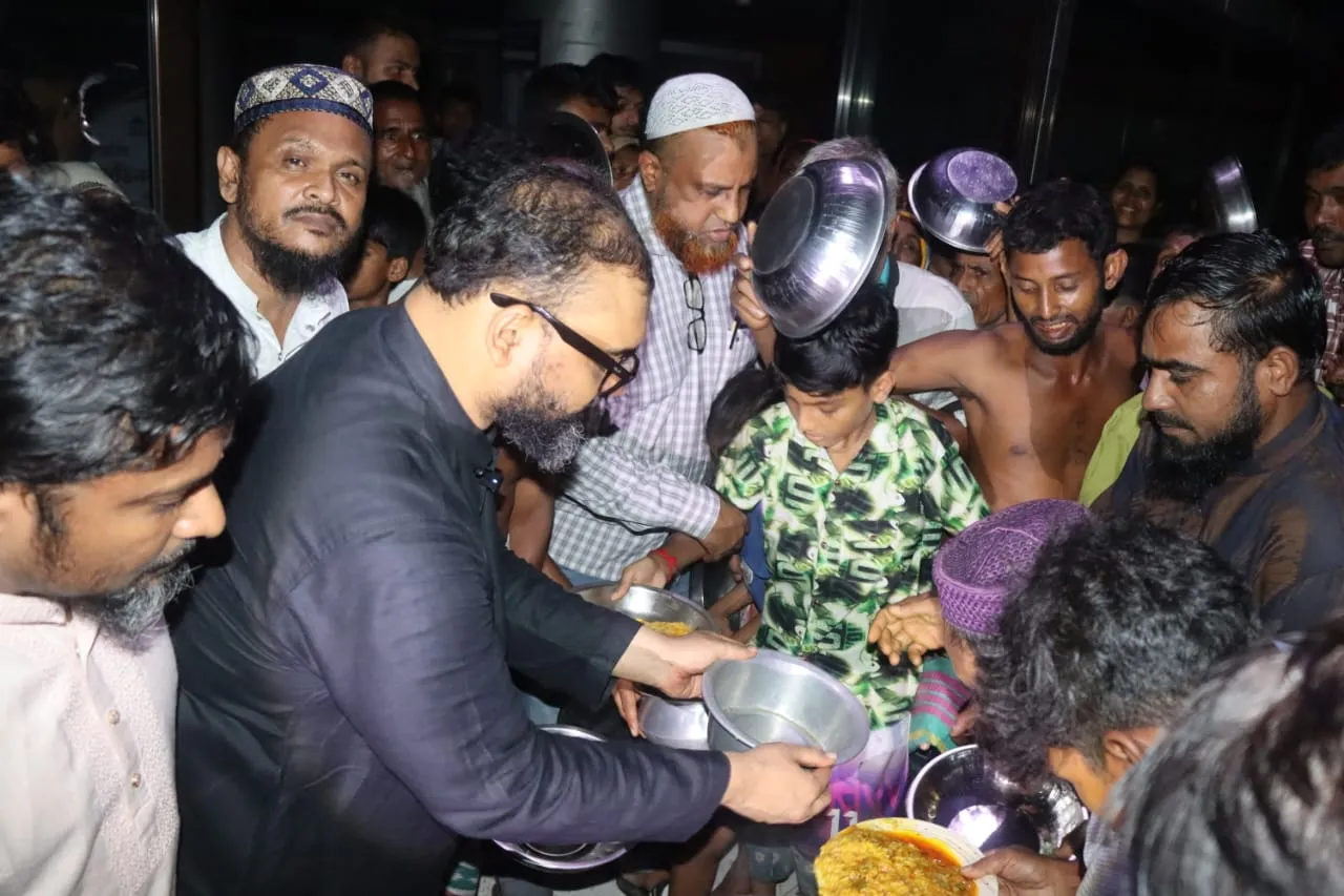 ঢাকা-১৪ তে পানিবন্দী মানুষের পাশে মীর আহমাদ বিন কাসেম