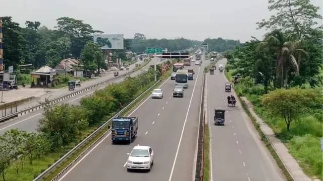 ঢাকা-ভাঙ্গা এক্সপ্রেসওয়েতে চলন্ত বাসের হঠাৎ ব্রেক, ছিটকে পড়ে এক যাত্রীর মৃত্যু