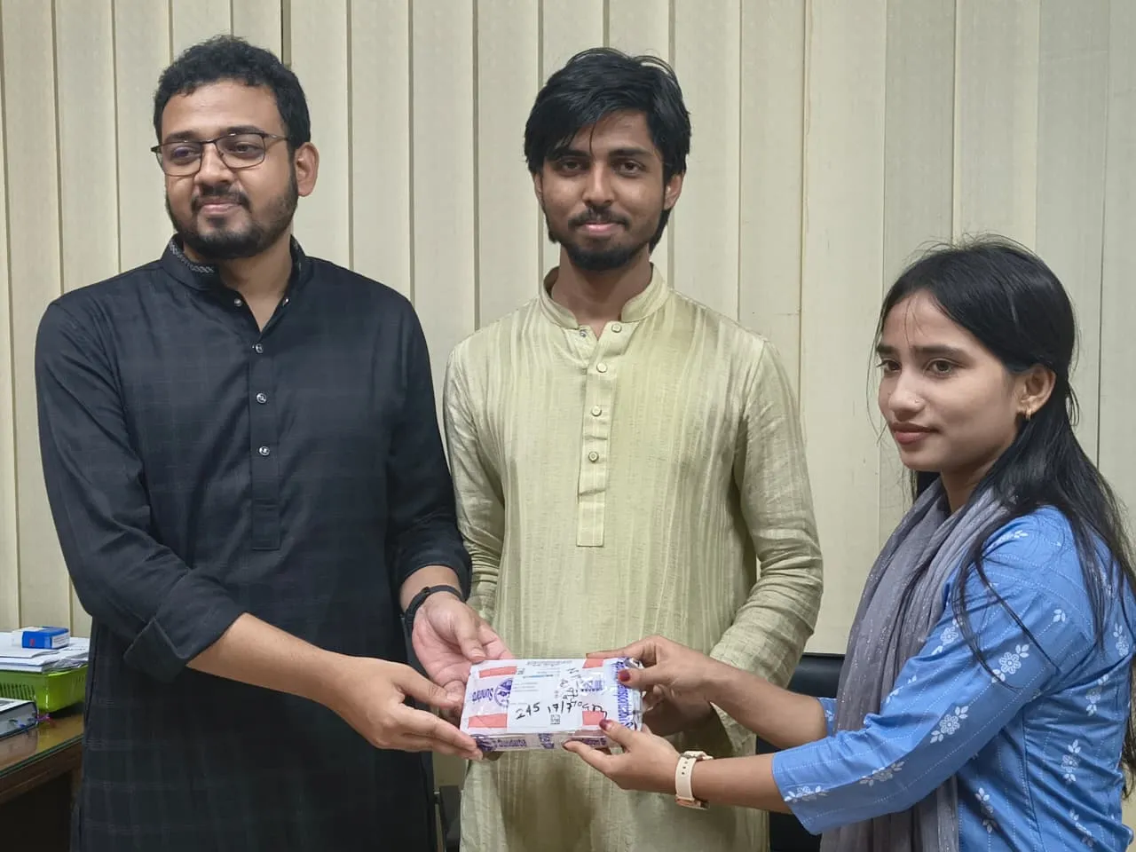 ডাকসুর সাহিত্য ও সাংস্কৃতিক সম্পাদক এর প্রচেষ্টায় দীর্ঘ দেড় বছর আগের হারানো মুঠোফোন ফিরে পেলেন ঢাবি শিক্ষার্থী
