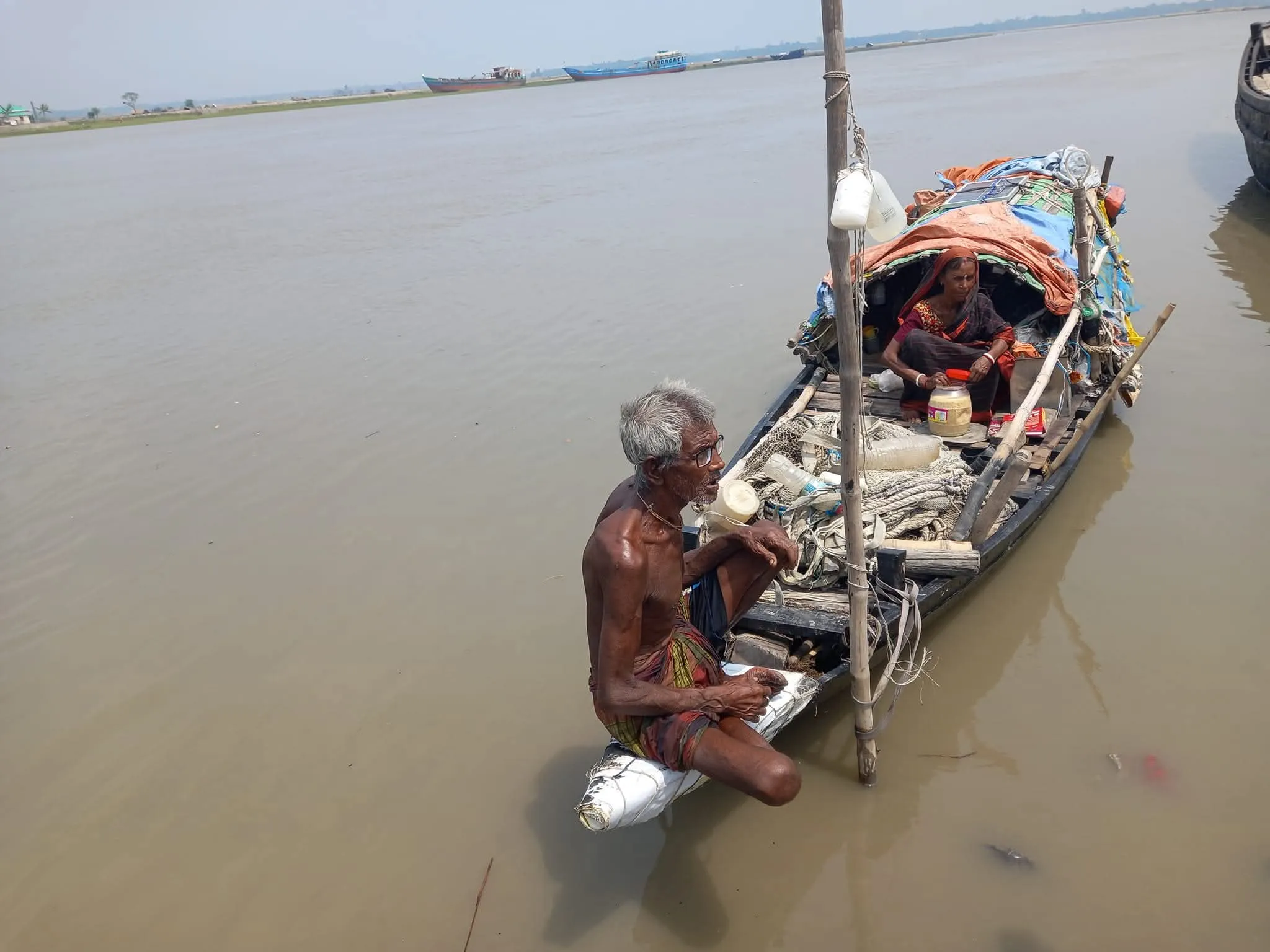 কপোতাক্ষ নদে ডিঙ্গি নৌকায় এক যুগ ধরে ভাসমান জীবন সুখেন বিশ্বাসের