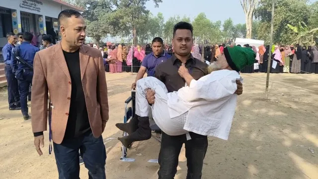 নাতির কোলে চড়ে ভোট দিলেন দাদা