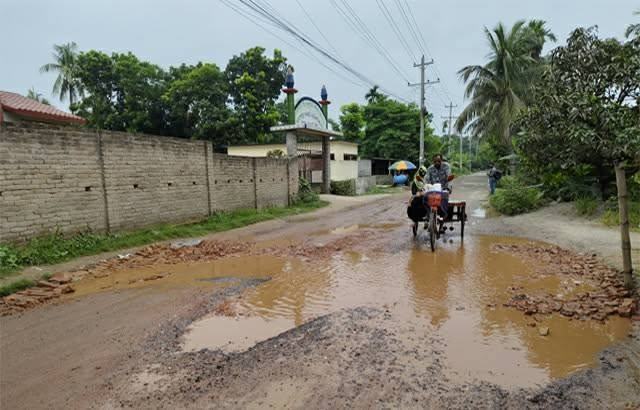 ১০ টনের সড়কে চলে ৩০ টনের গাড়ি