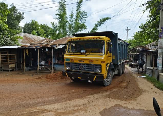 ১০ টনের সড়কে চলে ৩০ টনের গাড়ি২