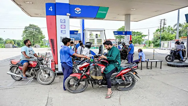 ৫ দিনের ব্যবধানে ভারতে দুই দফা বাড়ল পেট্রোল-ডিজেলের দাম