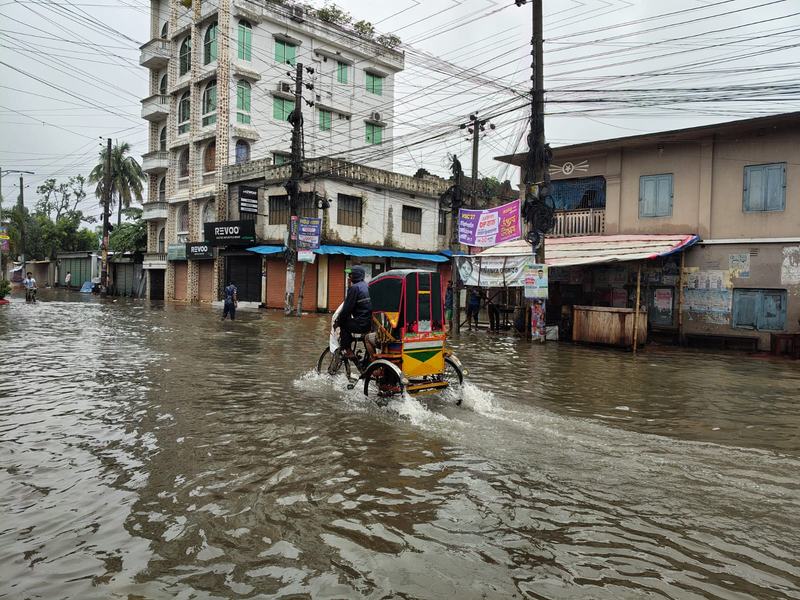 ১২ ঘন্টার বৃষ্টিতে জলমগ্ন যশোর ২