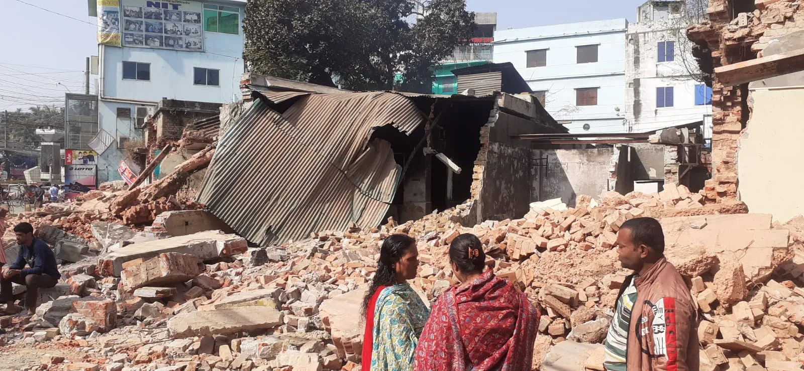 বগুড়ায় আ’লীগ, জাসদ, জাপা কার্যালয় গুঁড়িয়ে দিলো ছাত্র-জনতা