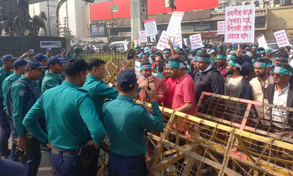 পুনর্বাসনের দাবিতে সড়ক অবরোধে জুলাইয়ে ক্ষতিগ্রস্ত প্রবাসীরা