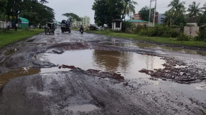 মোংলা-খুলনা মহাসড়ক মৃত্যুফাঁদে পরিণত