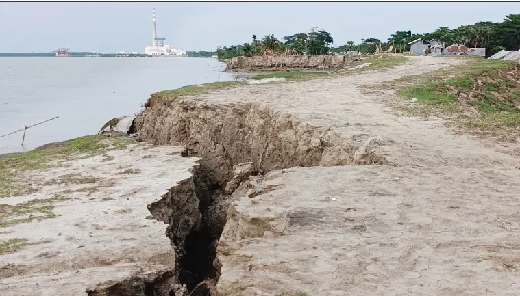 বরগুনার তালতলীতে বন্যানিয়ন্ত্রণ বাঁধে ফাটল ঝুঁকিতে ১৫ গ্রামের মানুষ