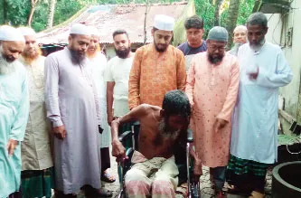 ভোমরায় জামায়াতের উদ্যোগে হুইল চেয়ার বিতরণ
