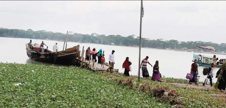 ২০ বছরেও চালু হয়নি ফেরি ভোগান্তিতে জনসাধারণ