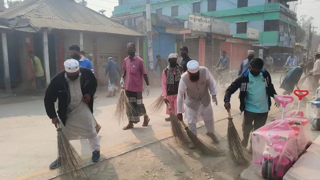 পরিচ্ছন্নতা অভিযানে ঝাড়ু হাতে কুড়িগ্রাম-১ আসনের এমপি আনোয়ারুল ইসলাম