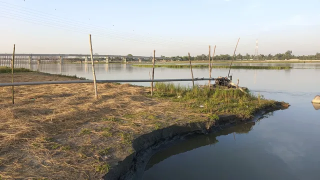 দুধকুমার নদে ড্রেজার মেশিন দিয়ে অবৈধভাবে বালু উত্তোলন, ঝুঁকিতে তীর রক্ষা বাধ