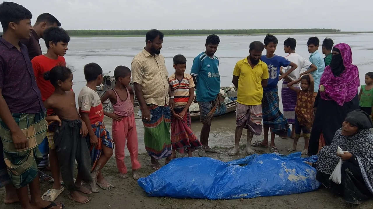হাতিয়ায় মাছধরা ট্রলার ডুবি দুইজেলের মৃতদেহ উদ্ধার