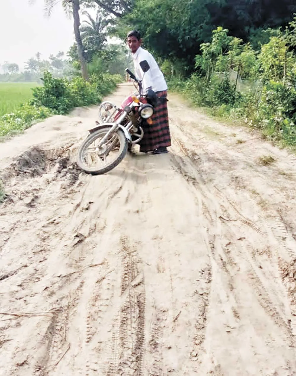কলারোয়ায় দেয়াড়ার বড় রাস্তা সংস্কার নেই ॥ জনদুর্ভোগ