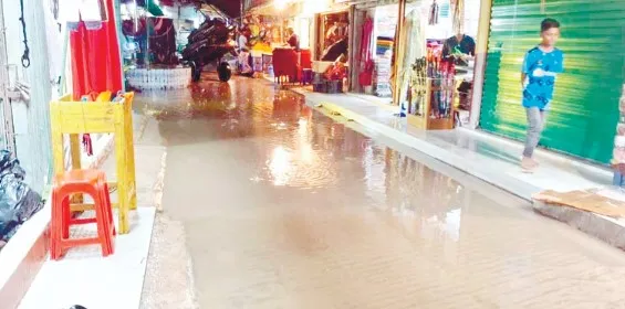 ঈদগাঁও বাজারে বৃষ্টিতে পানি জমে জনদুর্ভোগ