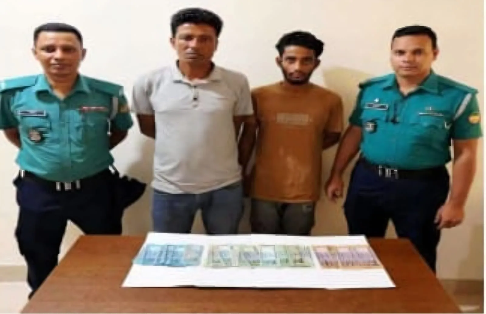 গাজীপুরে বিপুল পরিমাণ জাল নোটসহ গ্রেপ্তার ২