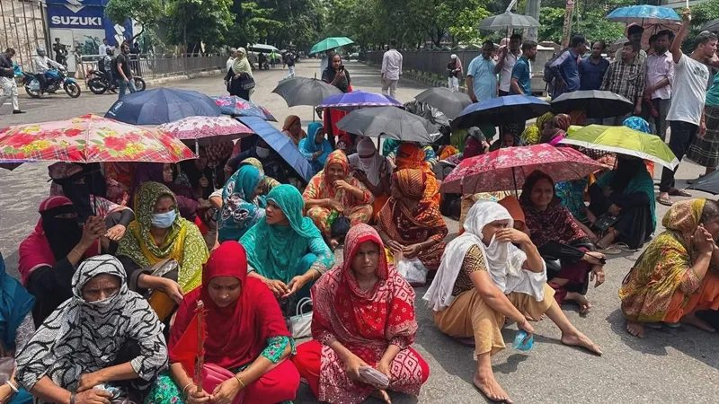 মহাখালী-তেজগাঁও সড়কে গার্মেন্টস শ্রমিকদের অবরোধ