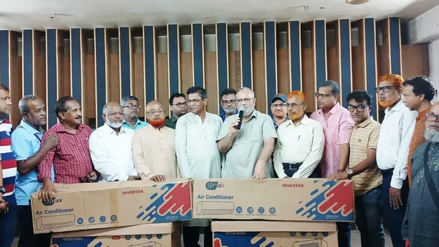 প্রেসক্লাব যশোরে এমপি ফরিদের সৌজন্য উপহার