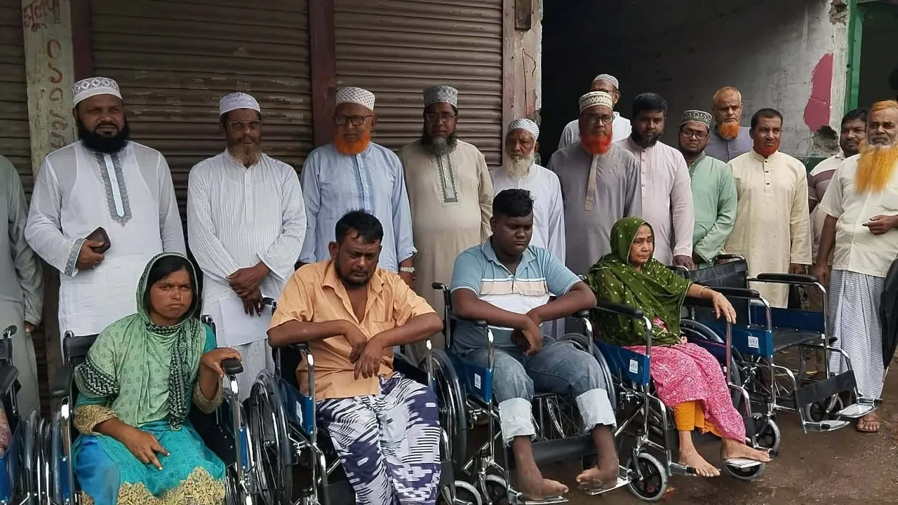 ভেড়ামারায় শারীরিক প্রতিবন্ধীদের মাঝে হুইল চেয়ার বিতরণ করলেন জামায়াতের এমপি