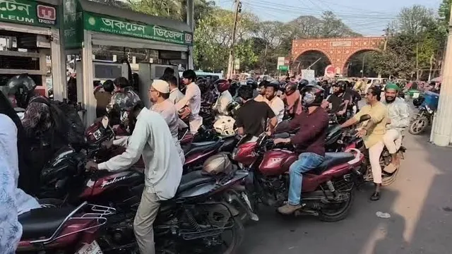 পেট্রোল পাম্পগুলোতে উপচে পড়া ভিড়, মিলছে না তেল