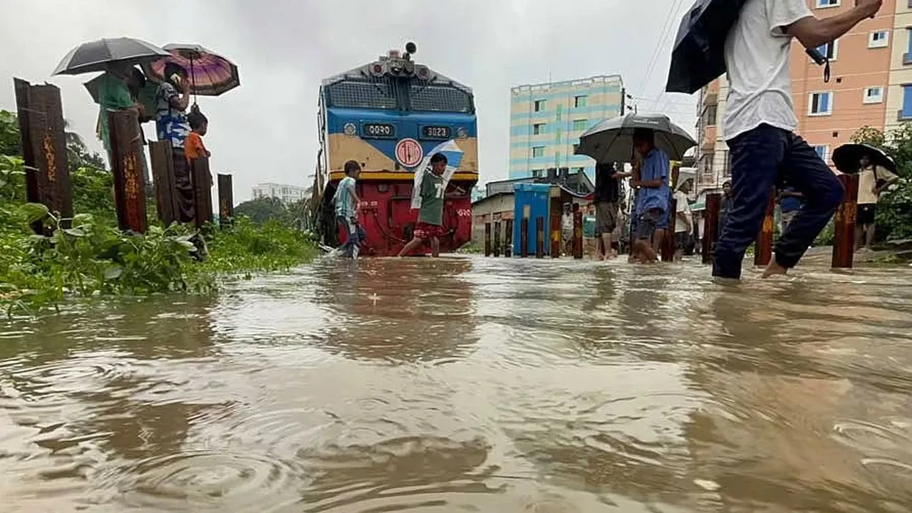 কক্সবাজার রুটে সব ধরনের ট্রেন চলাচল বন্ধ