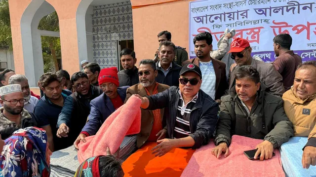 পাইকগাছায় বাসস চেয়ারম্যান আনোয়ার আলদীনের উদ্যোগে কম্বল বিতরণ