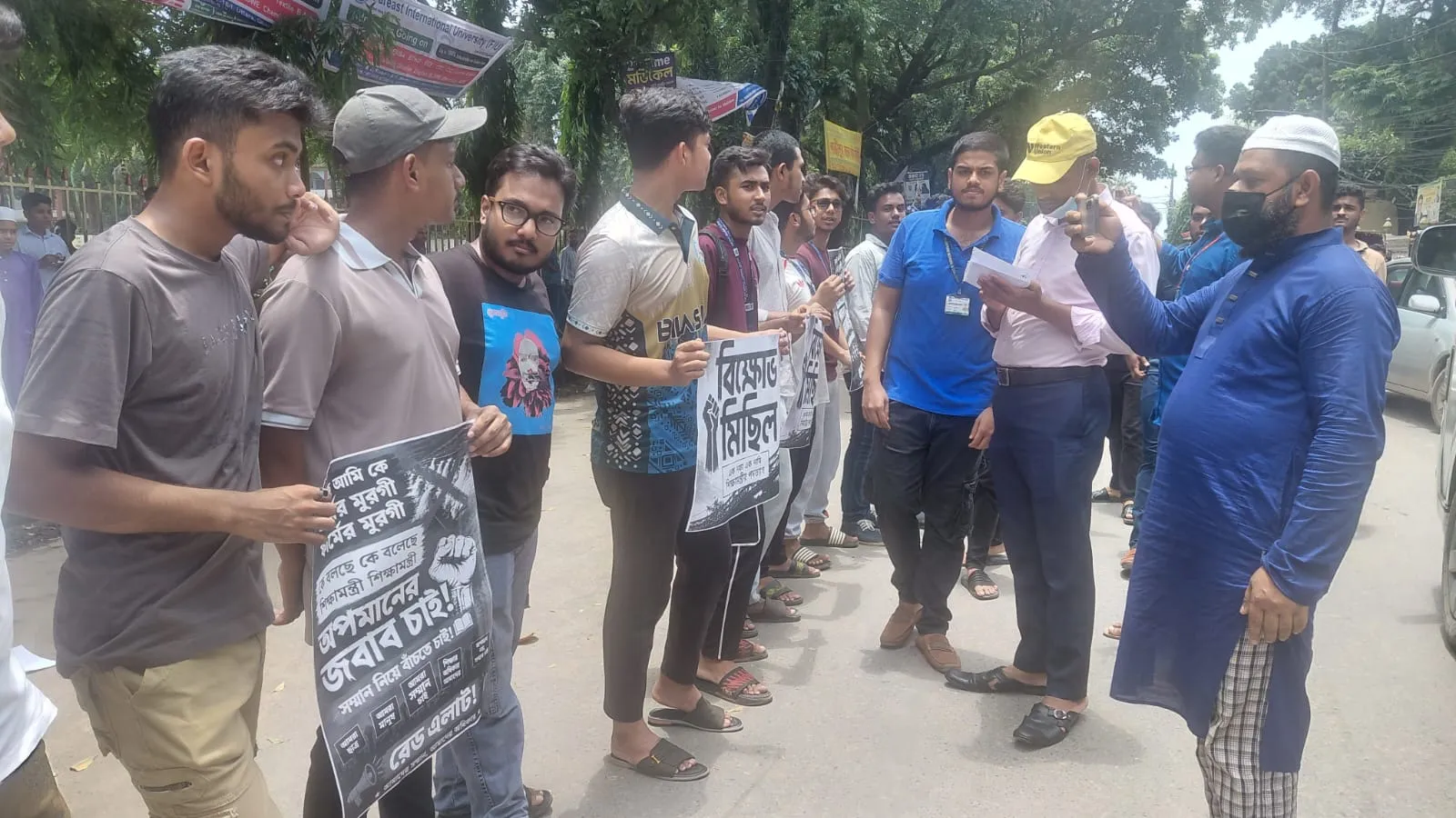 শিক্ষামন্ত্রীর পদত্যাগের দাবিতে গাজীপুরে শিক্ষার্থীদের বিক্ষোভ