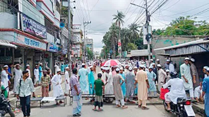 ময়মনসিংহে জেলা প্রশাসকের সিদ্ধান্তের প্রতিবাদে মাদরাসা শিক্ষার্থীদের বিক্ষোভ