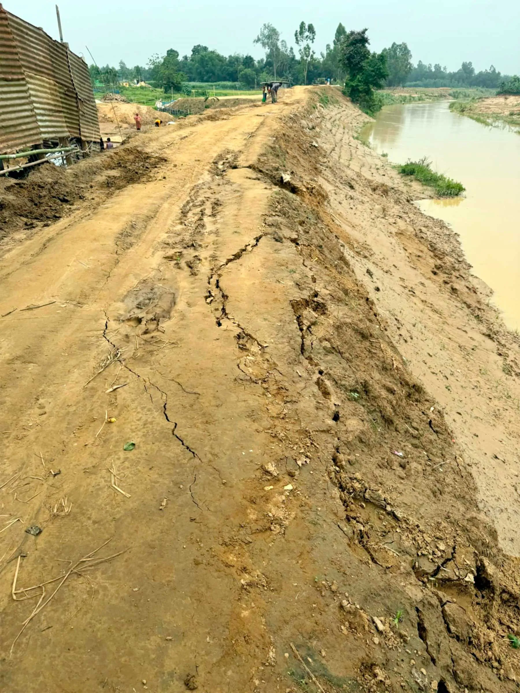 ঝিনাইগাতীতে নির্মাণ কাজ শেষ না হতেই বাঁধে ফাটল ॥ আতঙ্কে মানুষ