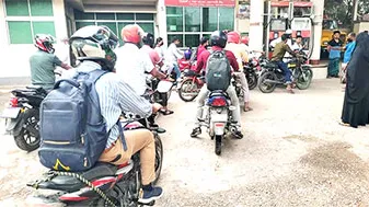 যুদ্ধের ধাক্কা জ্বালানিতে ॥ পাম্পে দীর্ঘ লাইন সরকারের বিকল্প আমদানির চেষ্টা