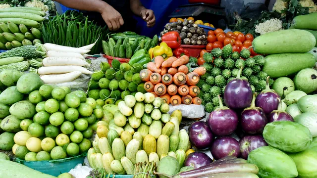 সবজিতে হাসি, চালে নিরাশ ক্রেতা