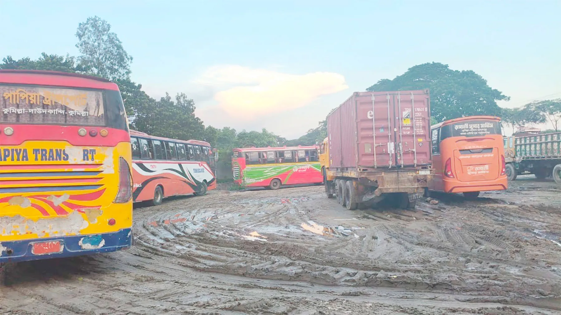 দাউদকান্দি মহাসড়কে অবৈধ পার্কিং