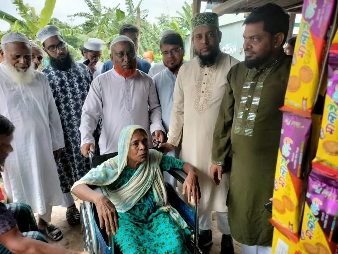 বৃদ্ধকে হুইল চেয়ার উপহার দিলেন ড. মোহাম্মদ জাহাঙ্গীর আলম